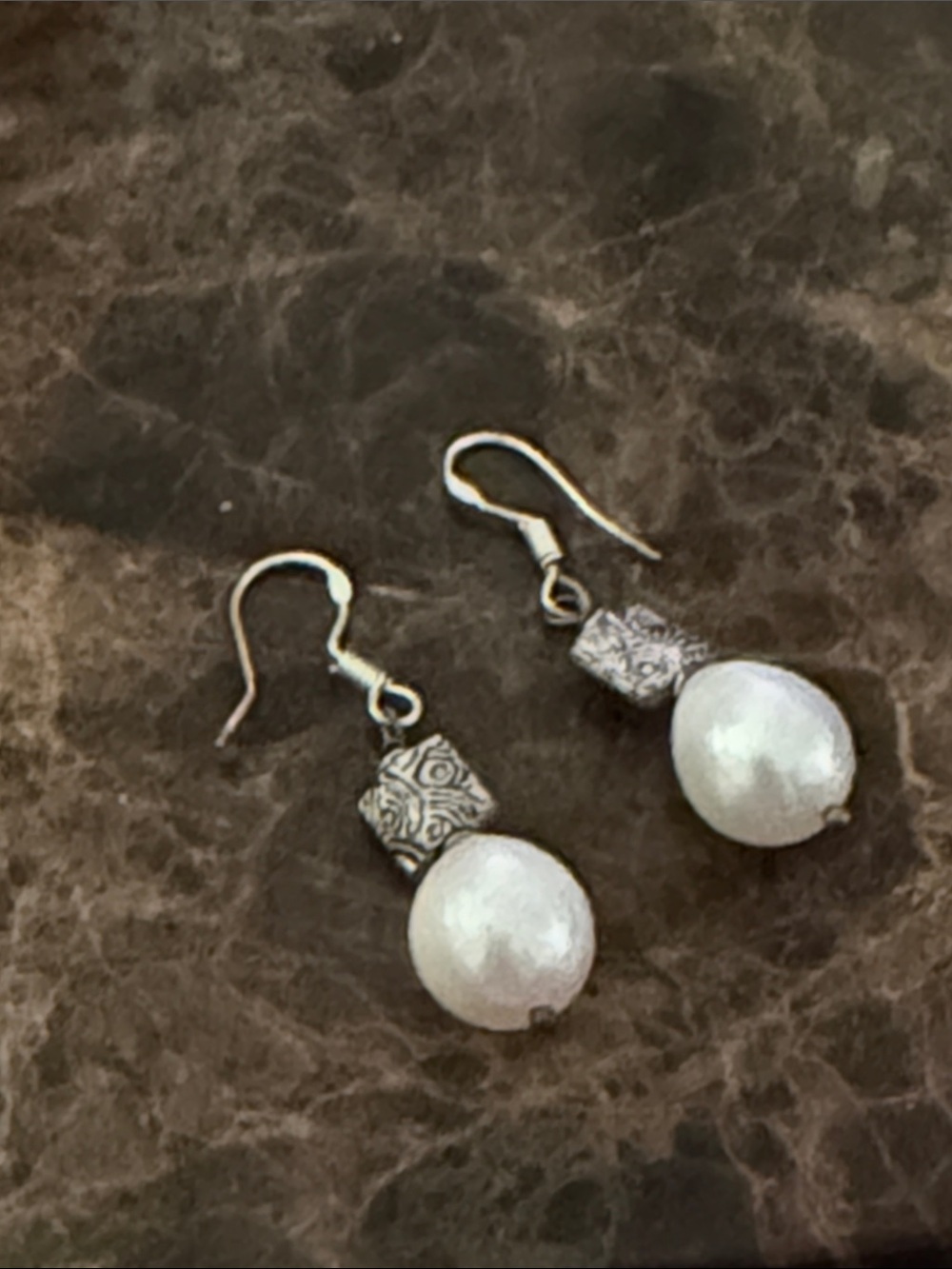 Fresh water white teardrop shaped sterling silver stamped wires pierced earrings - Picture 5 of 12